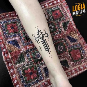 Tatuajes pequeños mujer - Ornamental - Logia Barcelona 